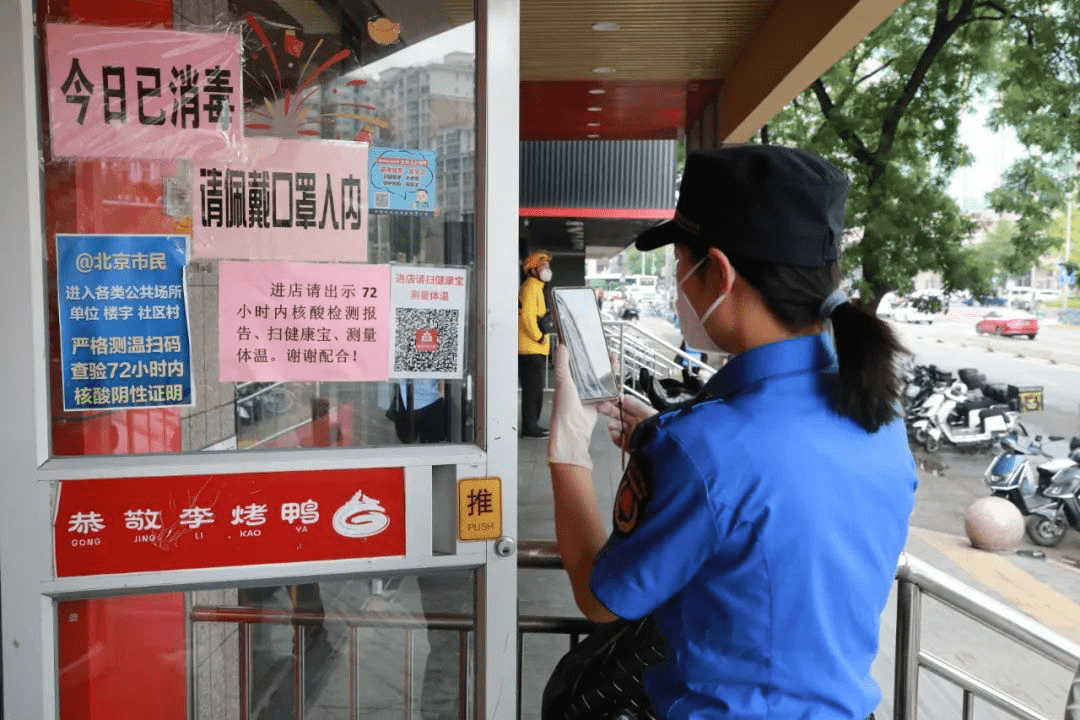 防疫监督员成餐饮单位"标配",提示顾客严格扫码测温