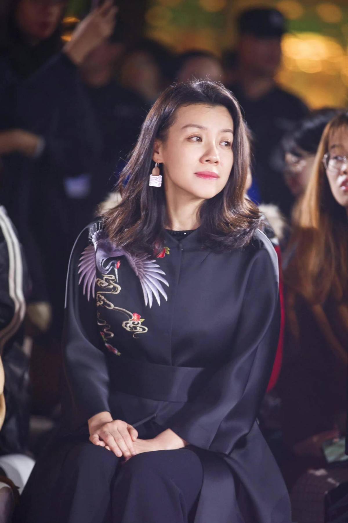 48岁的刘琳依旧美得精致穿国风服装更知性成熟女人味也挺浓