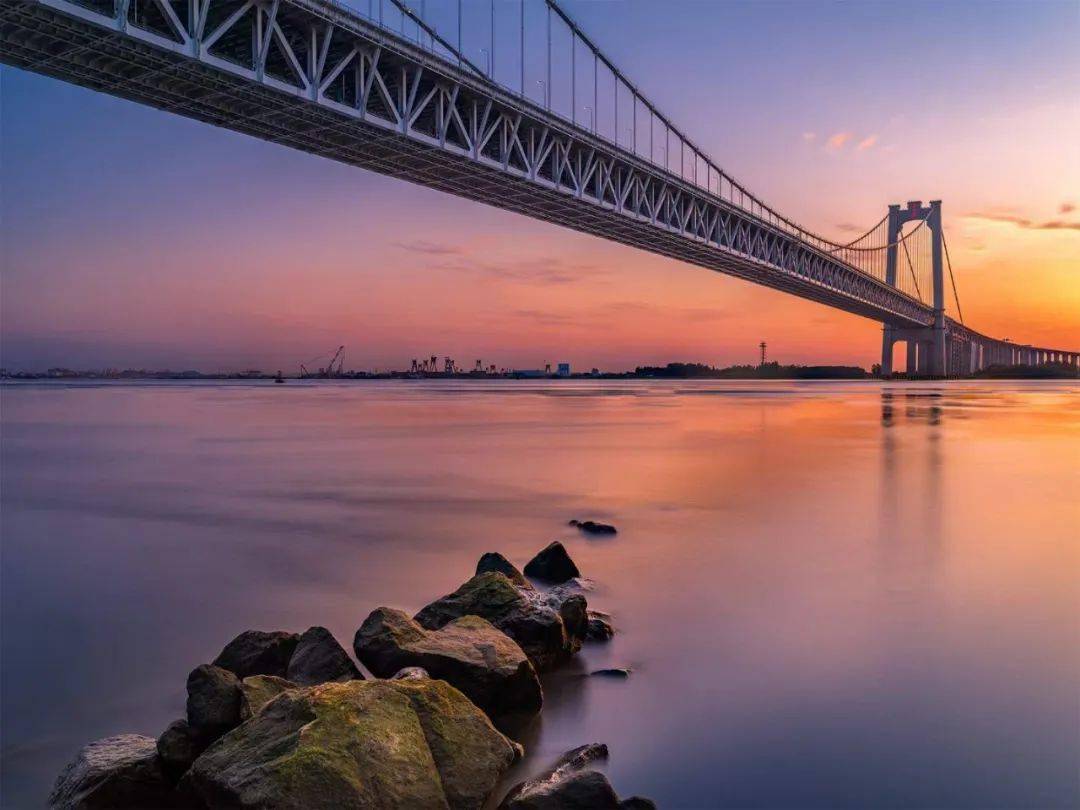 一条便利的回家路车来车往,川流不息线条流畅,气势如虹五峰山长江大桥