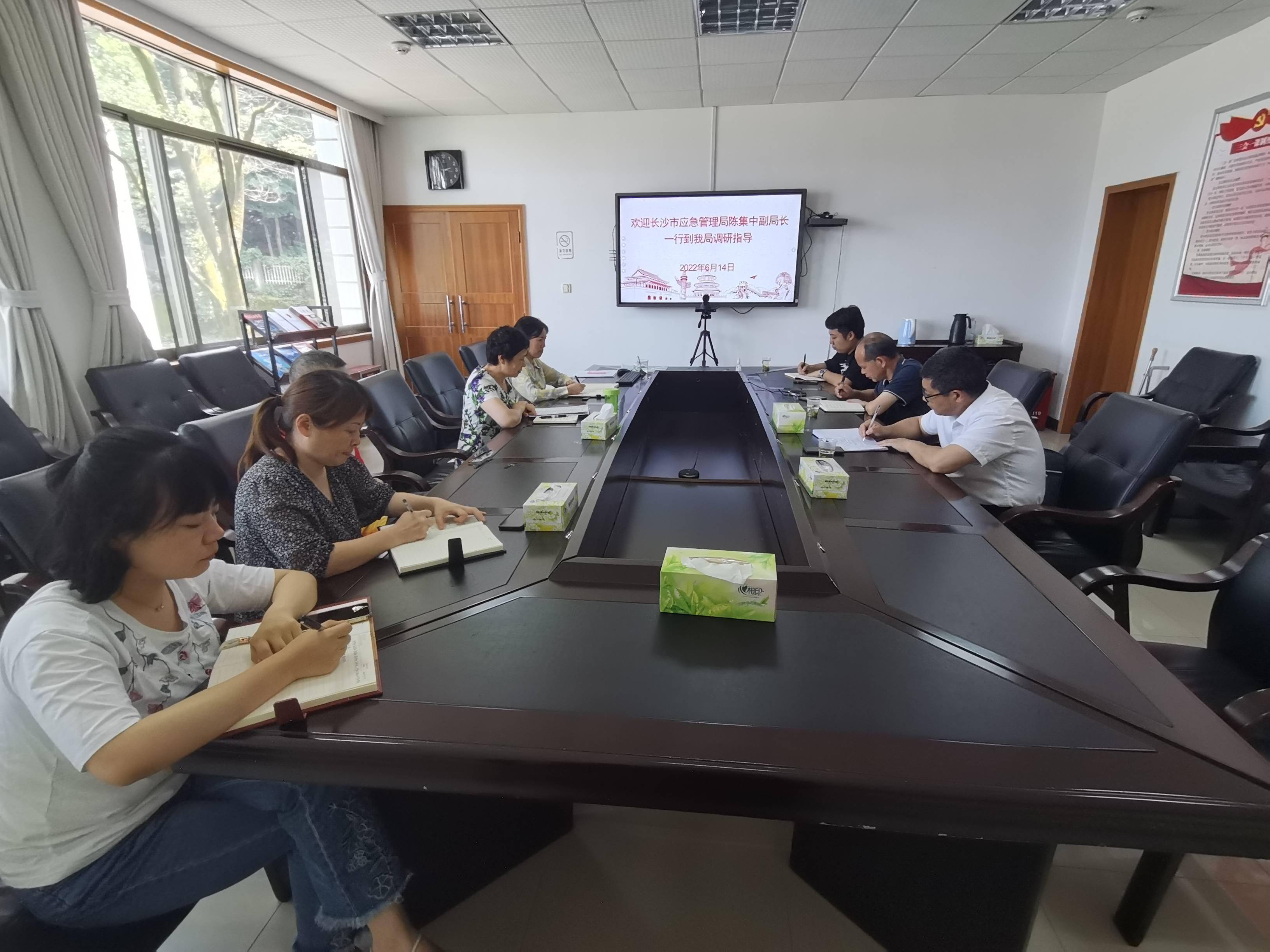 会上,曾小燕局(站)长向调研组介绍长沙市防震减灾工作情况,相关科室