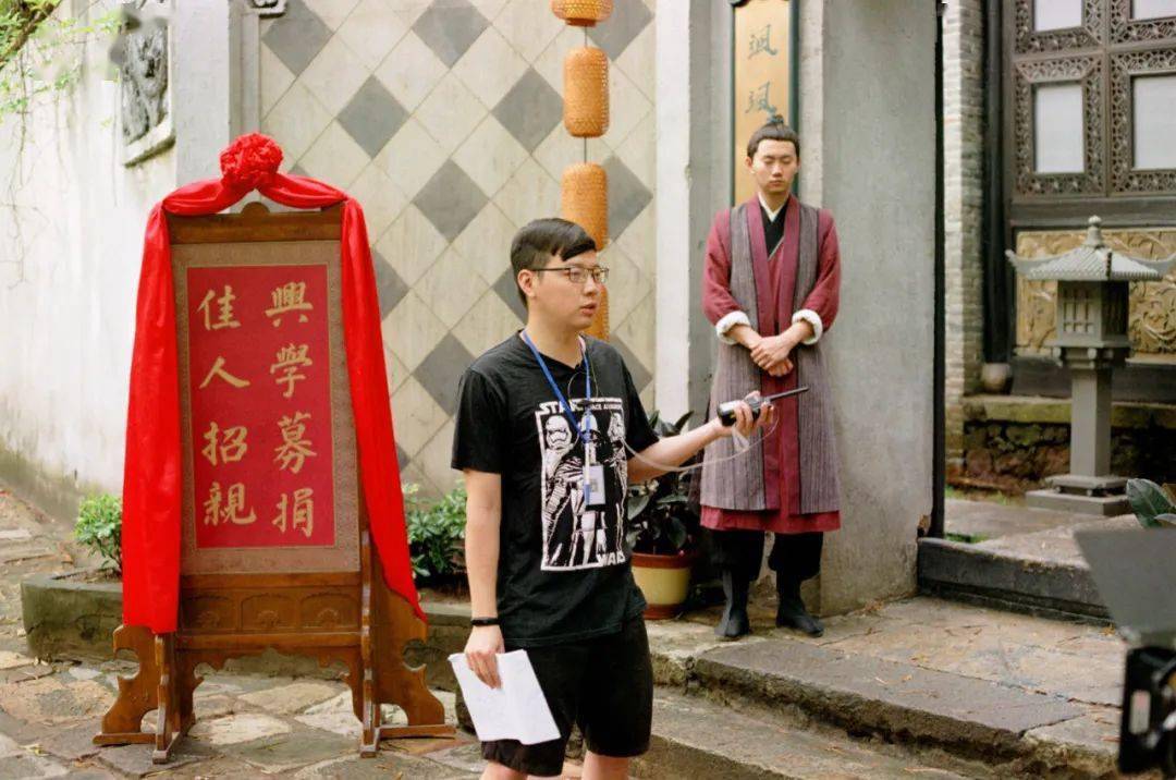 做过网剧《星汉灿烂》b组服化道副导演,做过网大《时空过客》执行导演