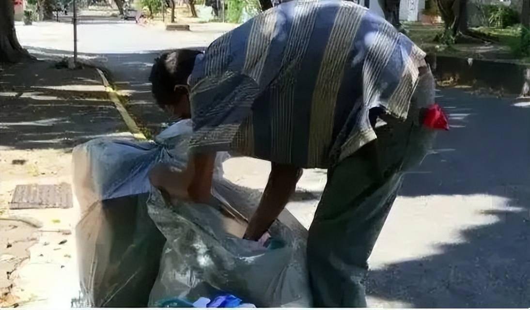 女友嫁别人,今捡垃圾为生:这个湖北小伙的故事令人唏嘘_李哨兵_小月