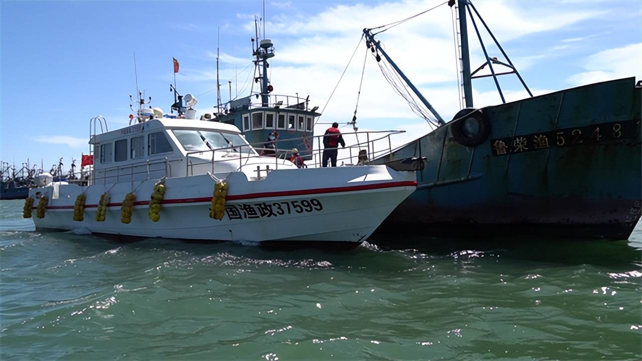 2022年威海荣成市海上渔业安全应急救援演练在石岛举行_渔船_渔港