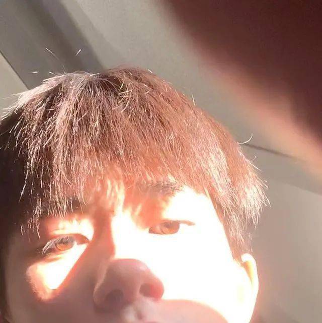 荷尔蒙爆棚闭关拍戏也不忘存一些日常跟粉丝分享千玺太会了!