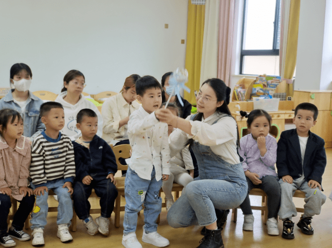 姜家山第一中心幼儿园的老师们为辅导片幼儿园展示了精彩的课堂教学活动