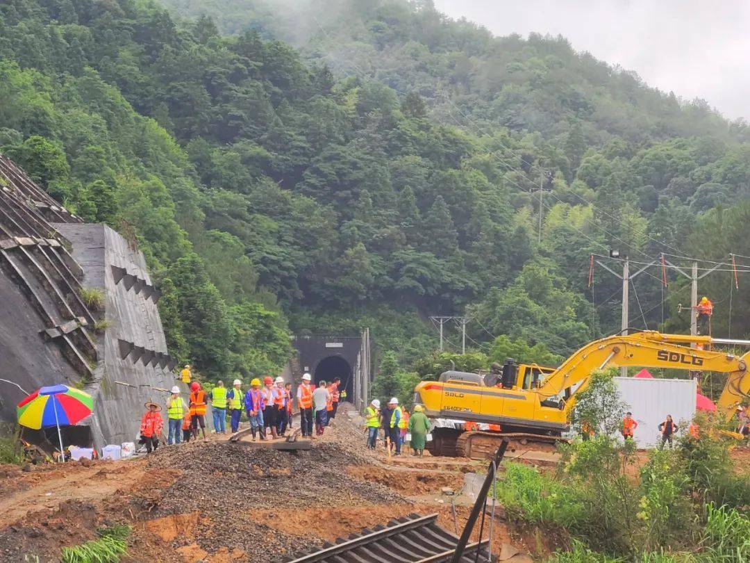 赣龙铁路发生水害 南铁全力组织抢险_防汛措施_防洪_线路