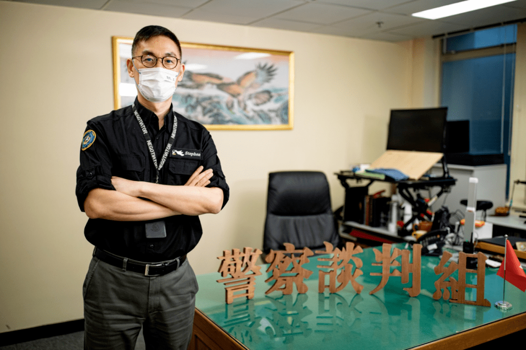香港警队谈判专家为何总爱上天台