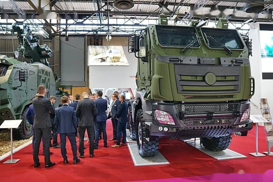 太脫拉3款8x8軍用底盤車型亮相2022歐洲國際防務展