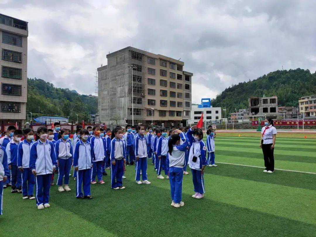 喜迎二十大争做好队员那坡县城厢镇深龙小学2022年少先队系列主题活动