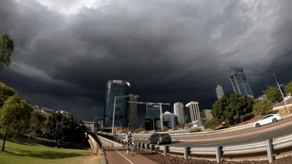 天气还要更糟,暴风雨 低温,强风时速或达80km/h!