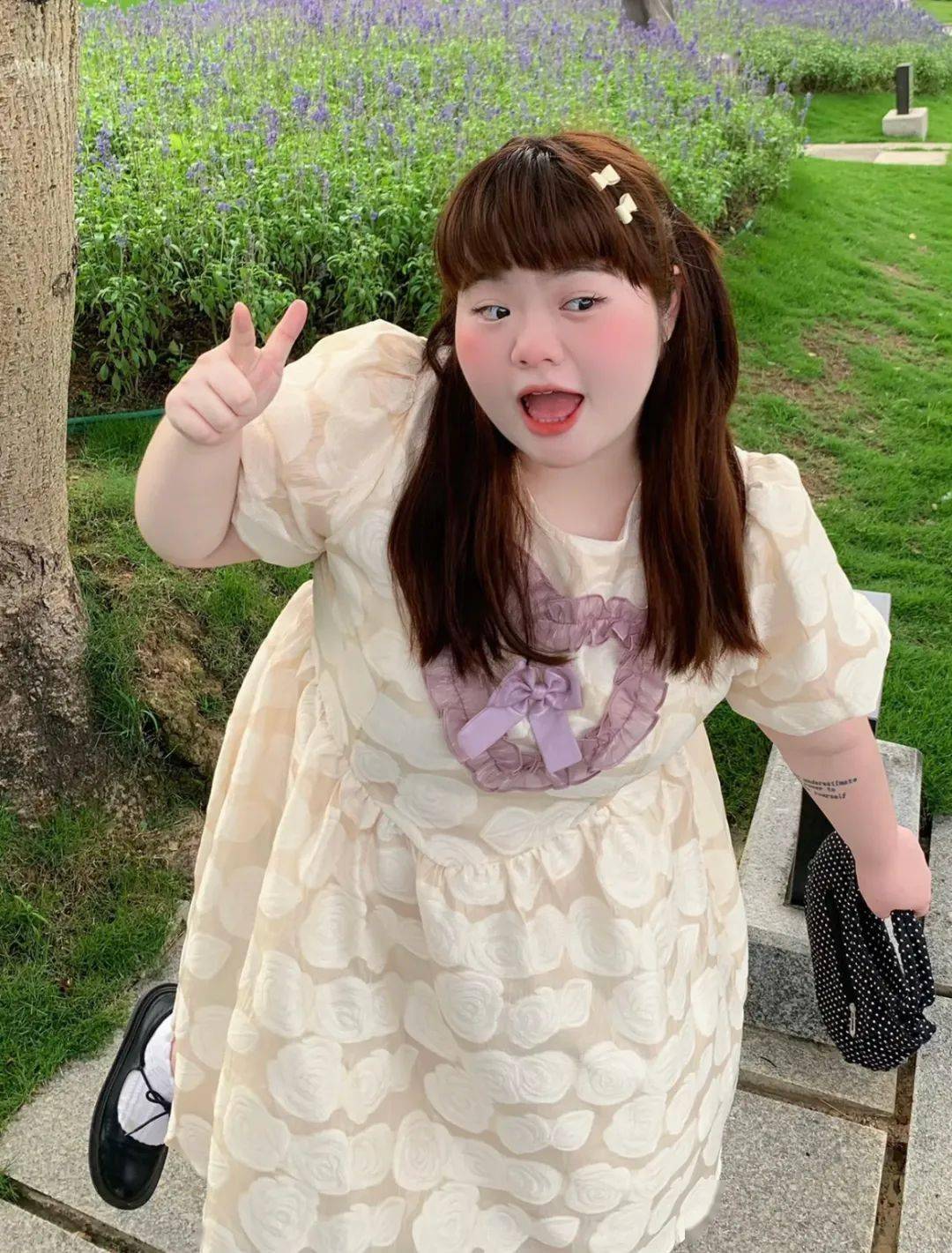 我很欣赏她乐观自信的性格因为现在很少有胖女生会这么闪闪发光了