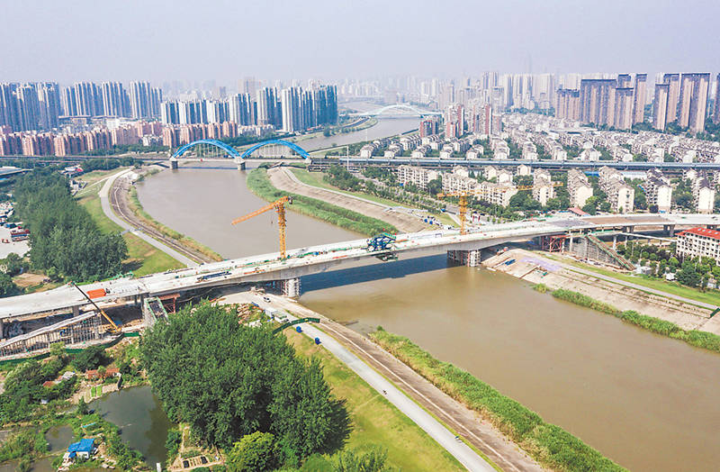 6月9日,芜湖市鸠江南路延伸段项目控制性工程跨青弋江大桥主桥全线