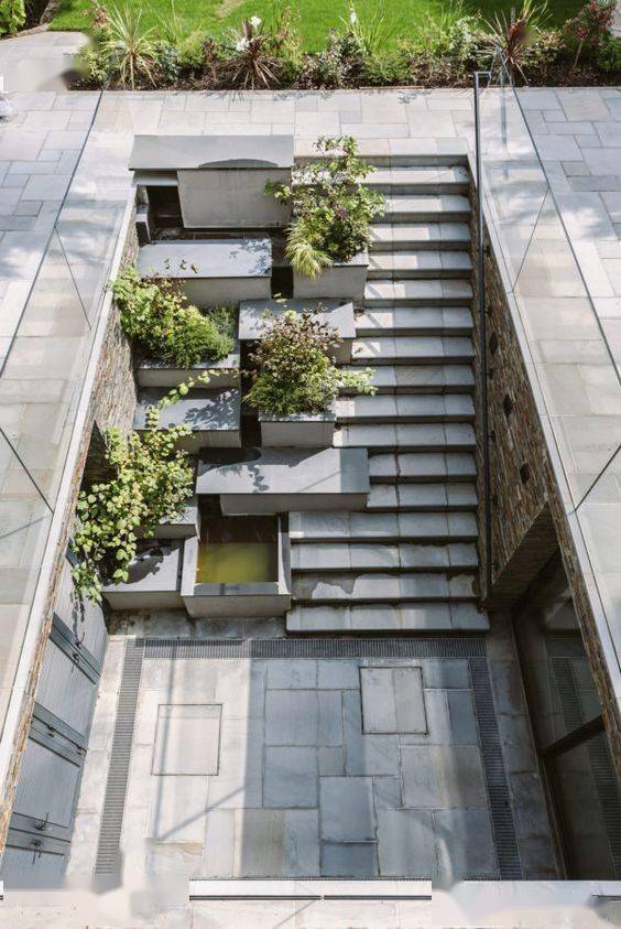 院内走道旁借台阶错层设水景整个流水潺潺心情都放松了下来