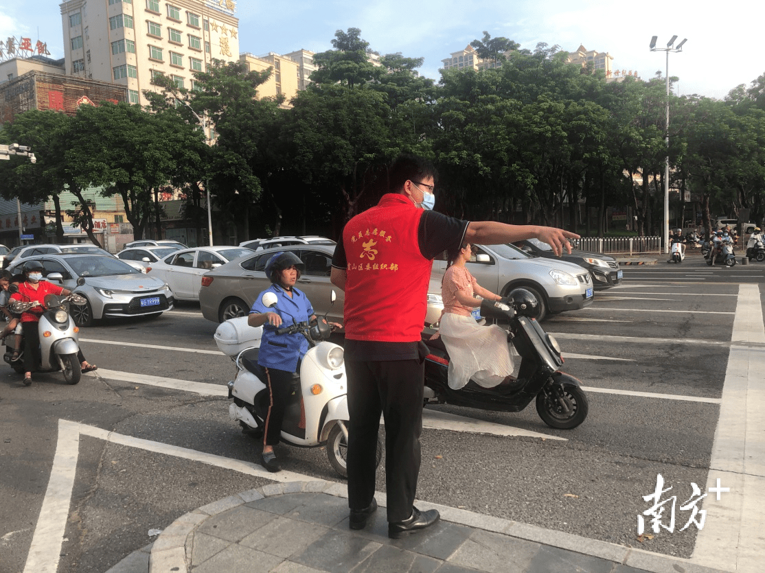 霞山党员 志愿红 守护城市交通文明 服务 区直 群众