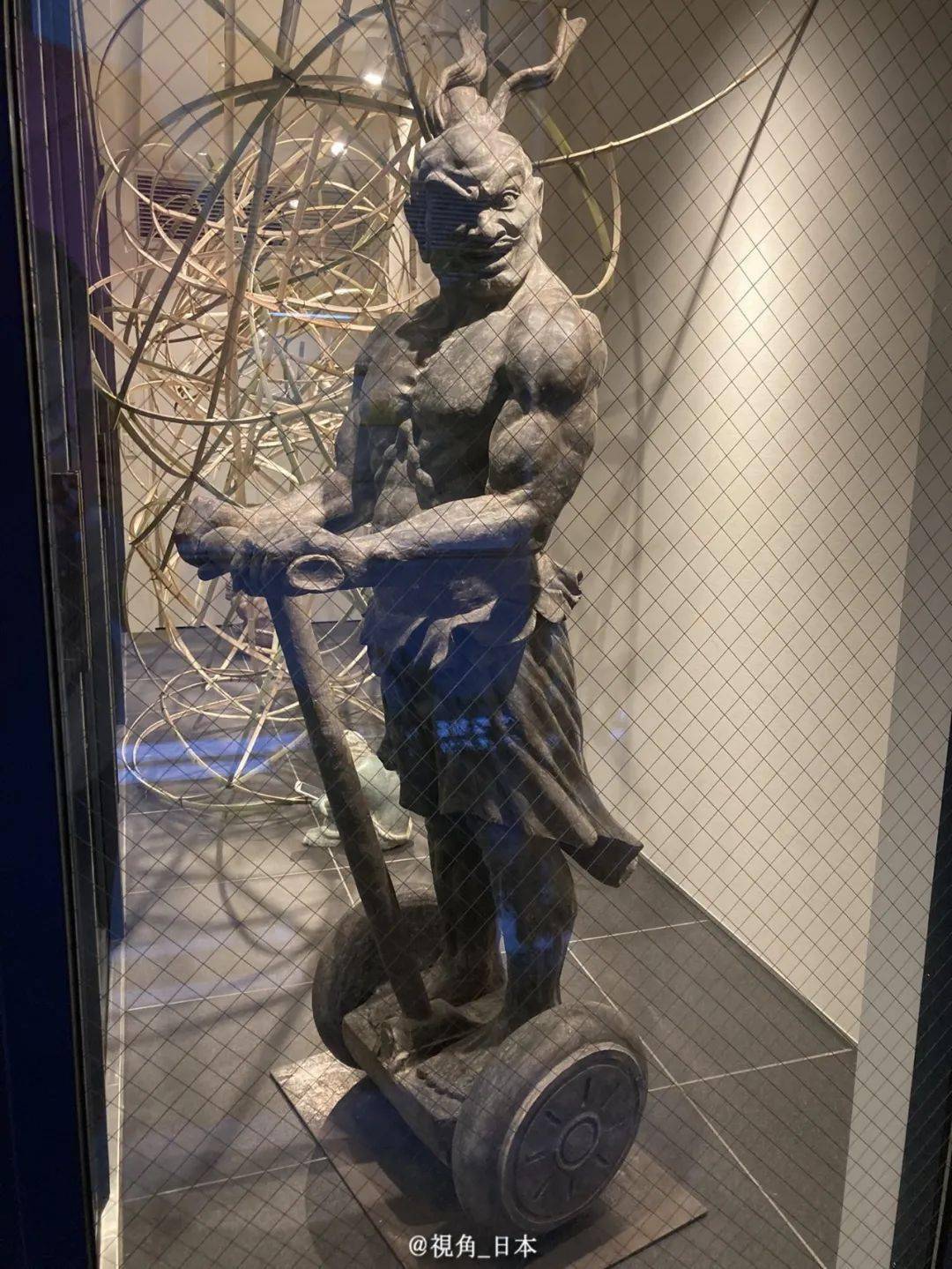 与时俱进的金刚力士塑像.啊呜.