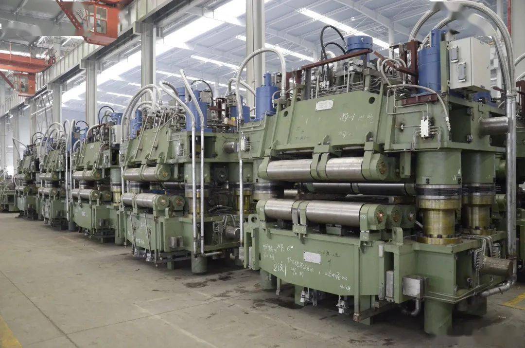 板坯扇形段大方坯导向段6)拉矫机用于输送引锭杆,从结晶器拉出引锭杆