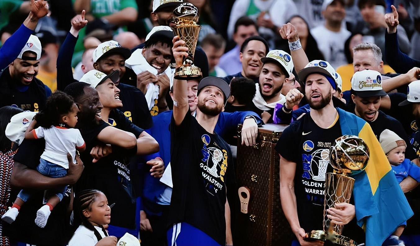 勇士总冠军赛后更衣室曝光库里叼雪茄狂欢全队怒骂追梦