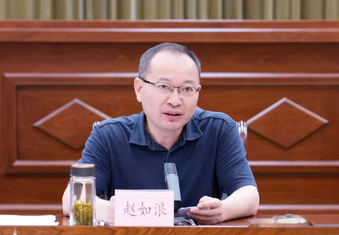区委书记赵如浪讲话,区委副书记,区长潘永锋主持.