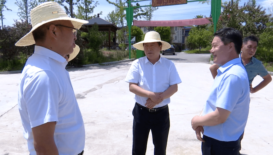 6月16日,黄石市副市长李文波一行来我县调研富水流域防汛抗旱工作