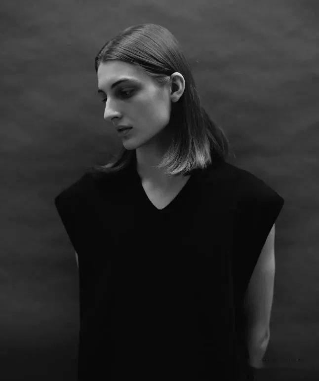 俄罗斯19岁模特长了张雌雄莫辨的俊美脸简直太油画感