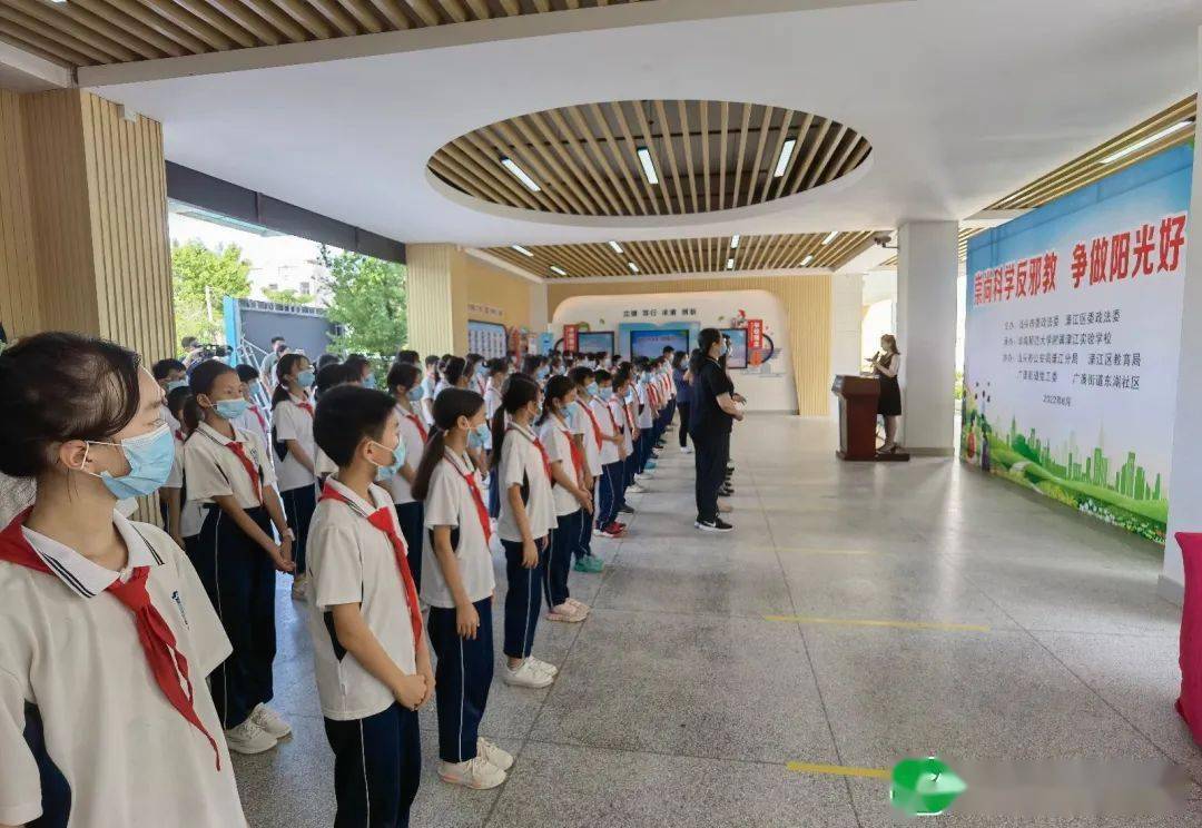 "拒绝邪教 从我做起""争做反邪小卫士""让青春无邪"……活动中,小书法