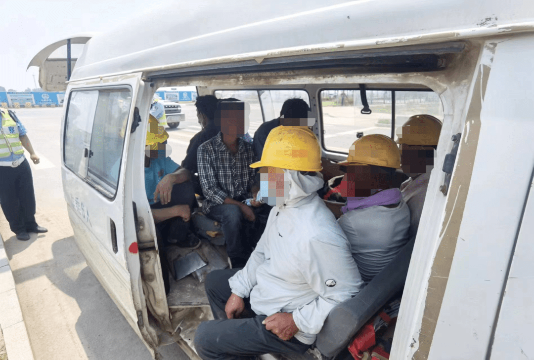 面包车超员货车违法载人千万驶不得