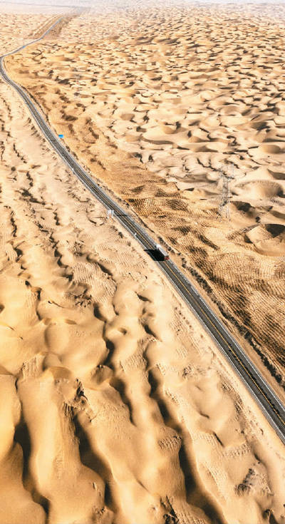 遥远的地方不再遥远_沙漠公路_新疆_新华社