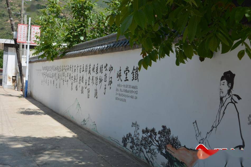 在天水镇铁堂峡村,硬化路整洁干净,路旁花卉竞相绽放,目之所及,是一幅
