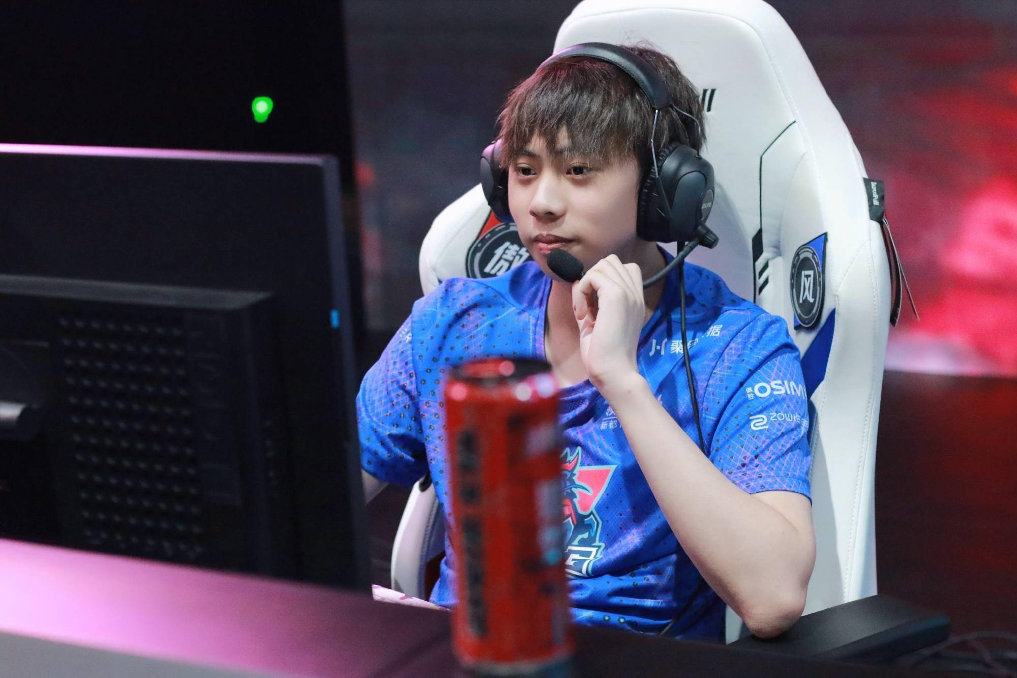 lol晚报:bin哥预定年度饭堂最佳镜头,余霜露肩美照清纯动人_比赛_大