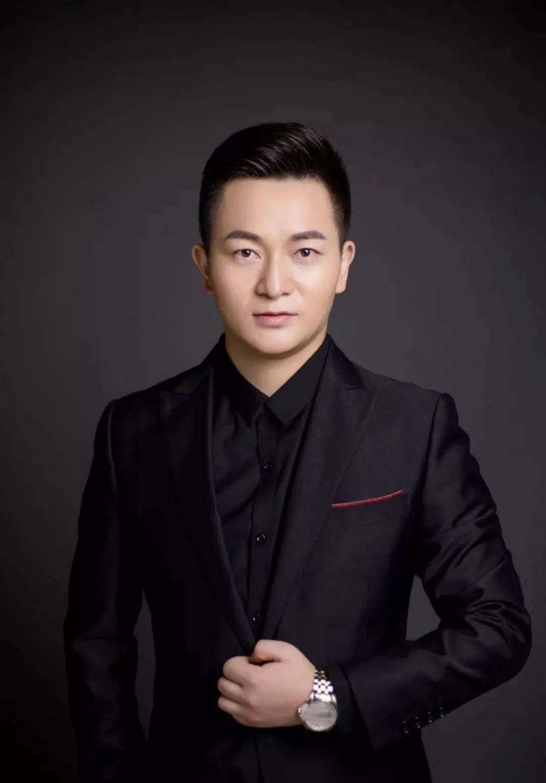 张明旭:省文化艺术职业学校音乐教研部副主任,青海省第五届"德艺双馨"