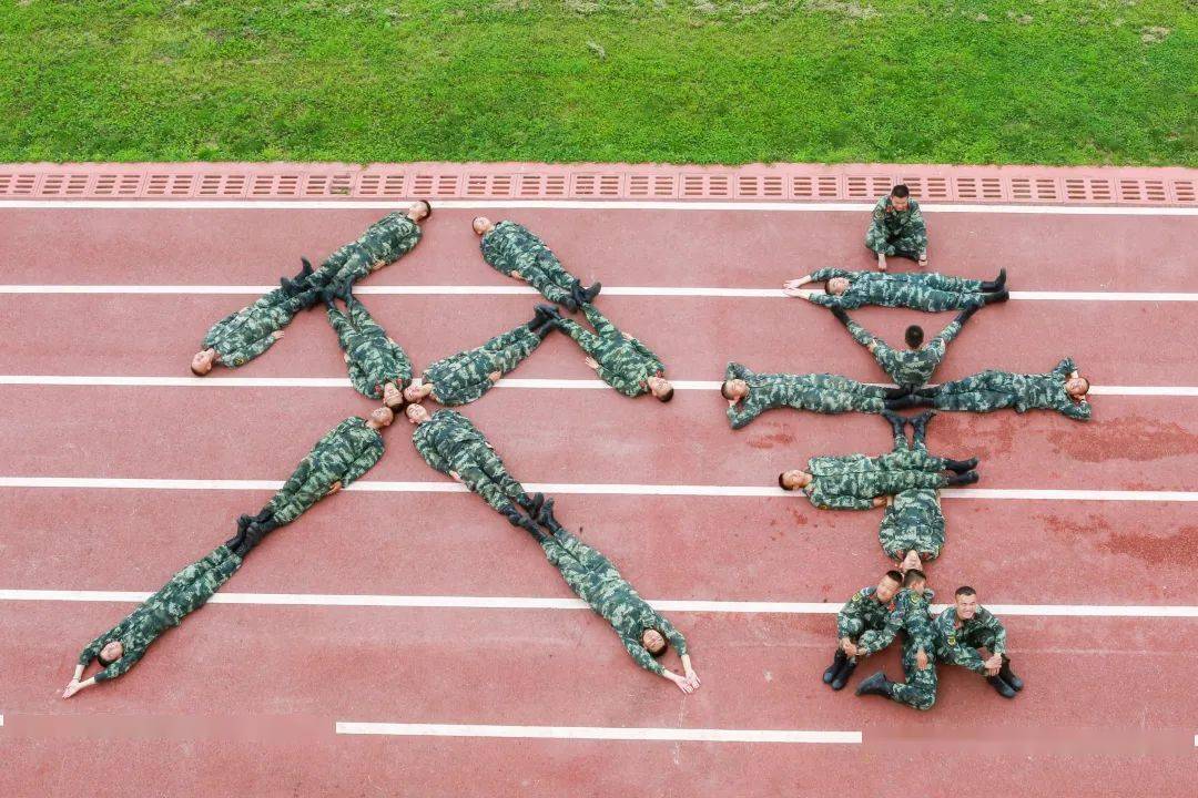 他就是父亲是你坚强的后盾却永远像一座屹立的高山他不善言辞有一个人