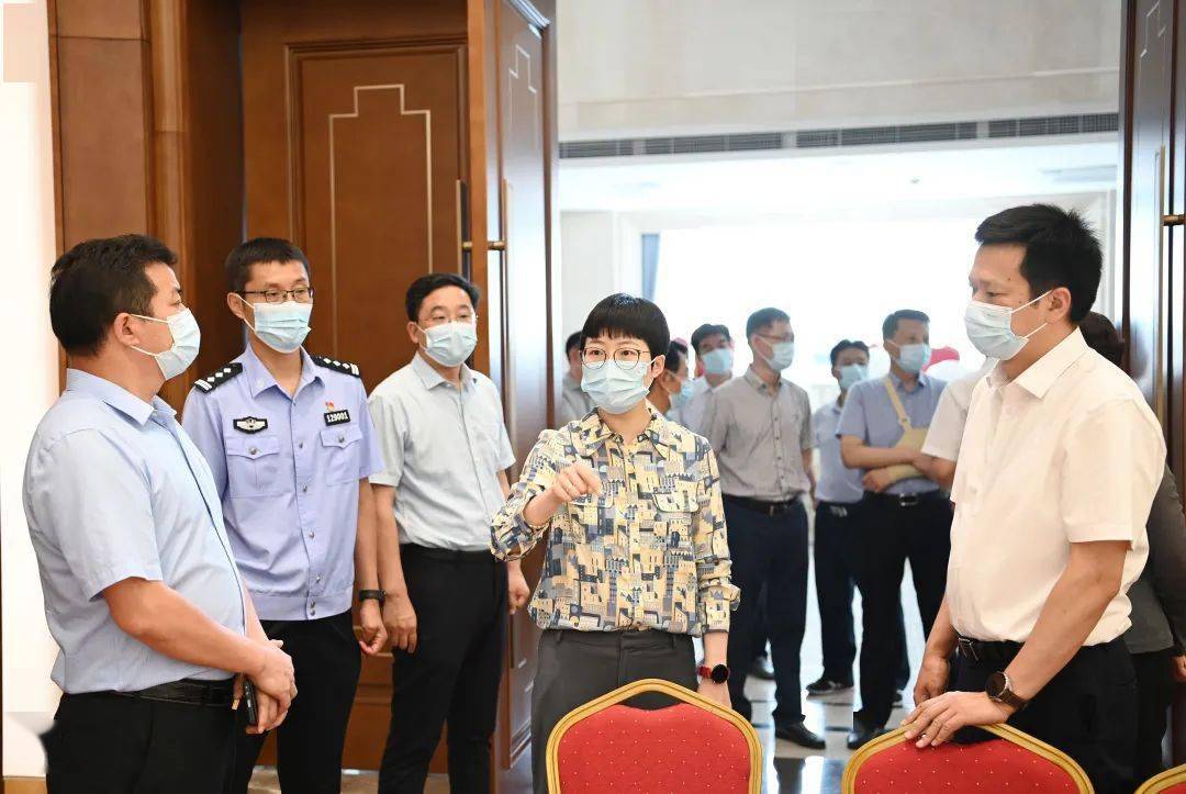 姜堰区委副书记,区长孙靓靓带队查勘比赛场地,详细了解场馆建设,疫情