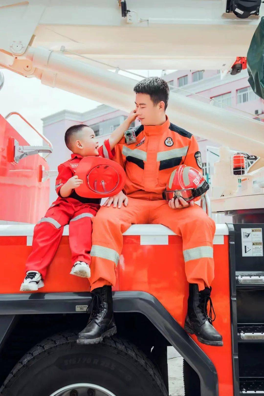 软萌"奶"爸:王玺特勤站二级消防士 唐林二级消防士 胡军巴州区特勤