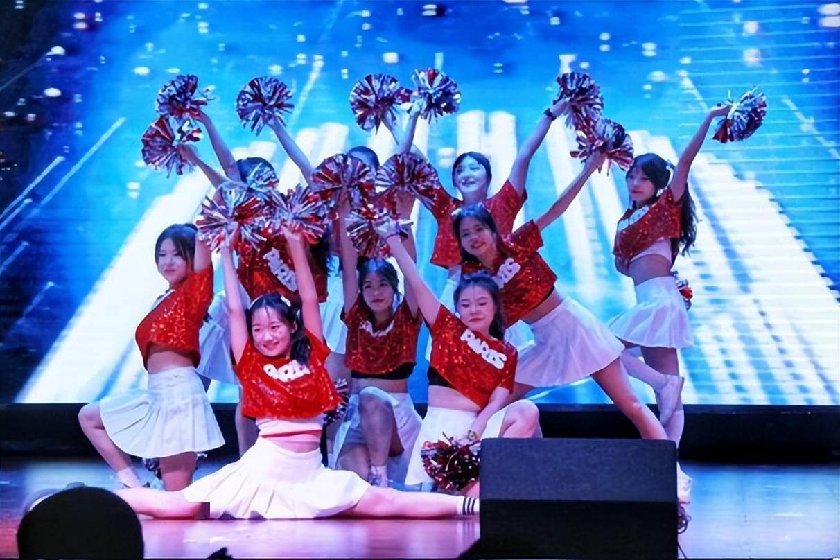 武汉一大学毕业生晚会精彩纷呈现场掌声不断