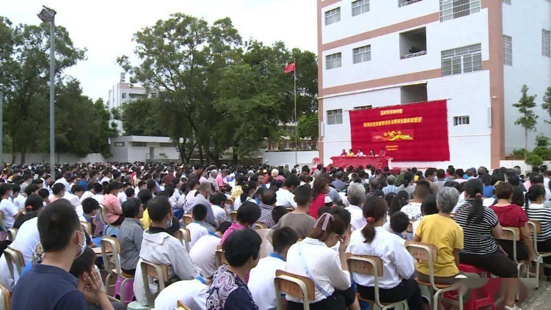 活动当天,东岸中学全体师生家长进行集体宣誓.