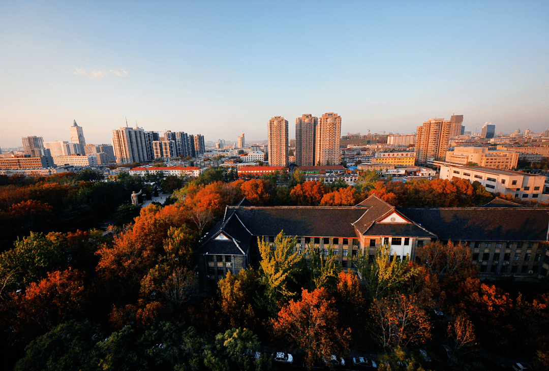 山东师范大学坐落在历史文化名城济南.