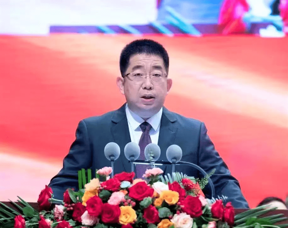 省发改委孟芊主任在第七届世界闽商大会开幕式上推介福建高质量发展