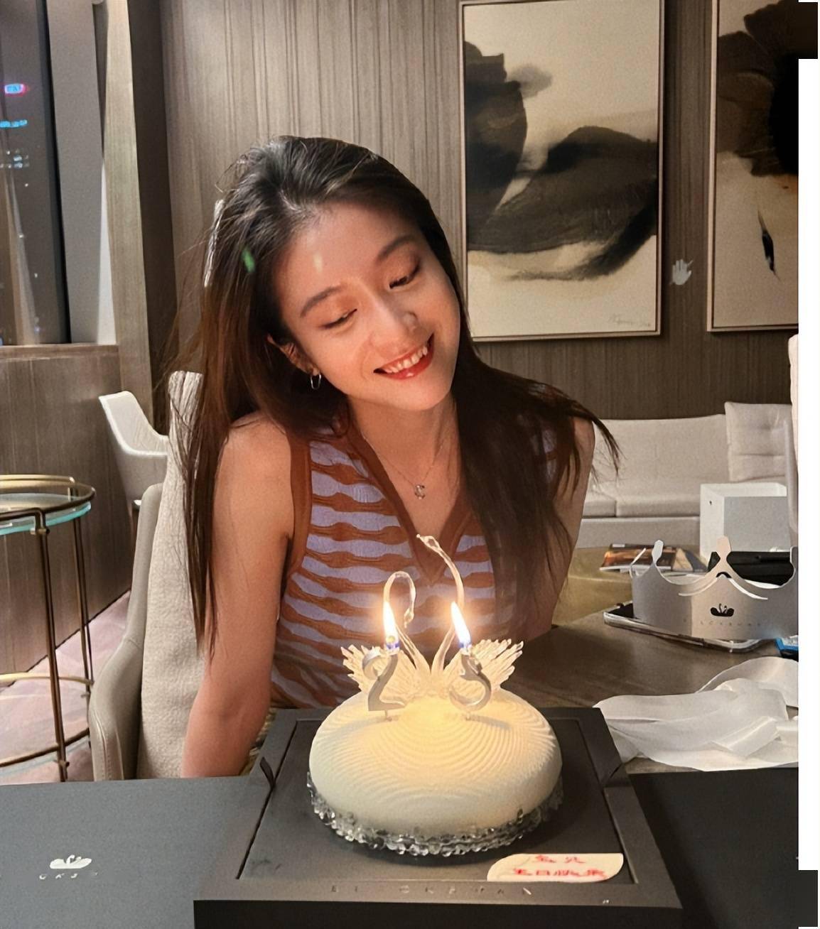 过25岁生日张雪迎对着镜头甜笑生日蛋糕很抢眼