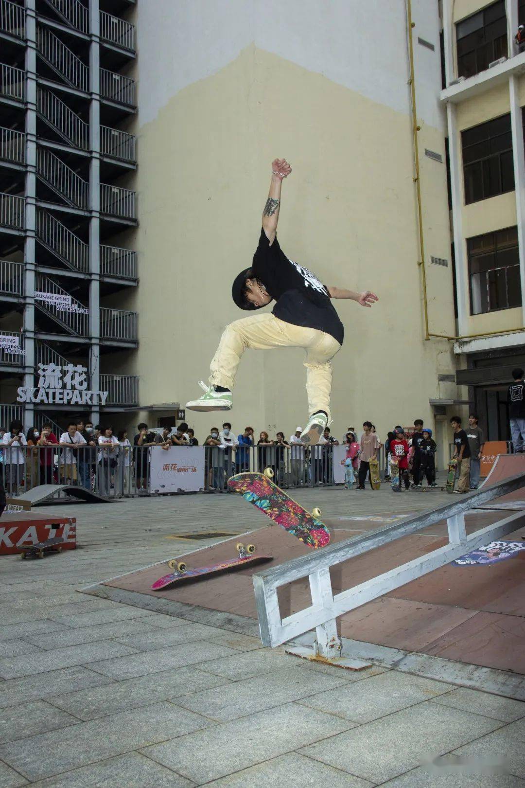 曾培一贯的流畅性在场上全然发挥,backside kickflip