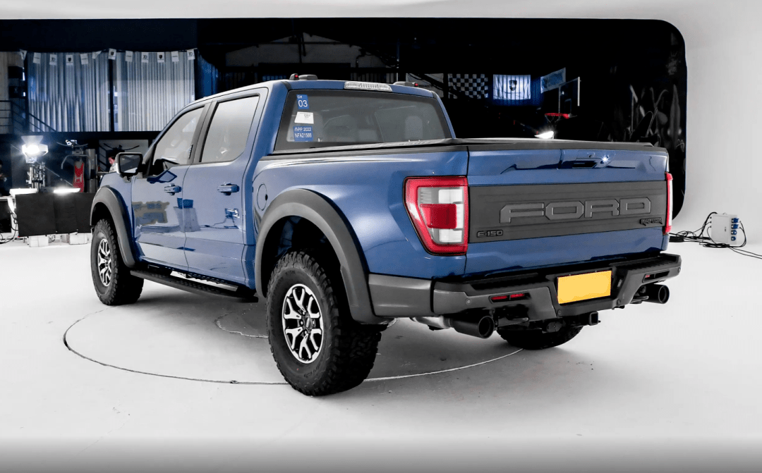 车尾部分,全新f-150猛禽配备led尾灯组,标志性的ford饰板也让车尾整体