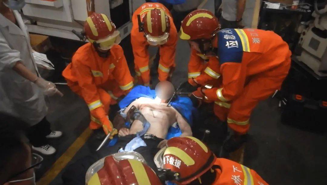 胆小慎入!永嘉某车间发生事故,工人脸颊被击穿