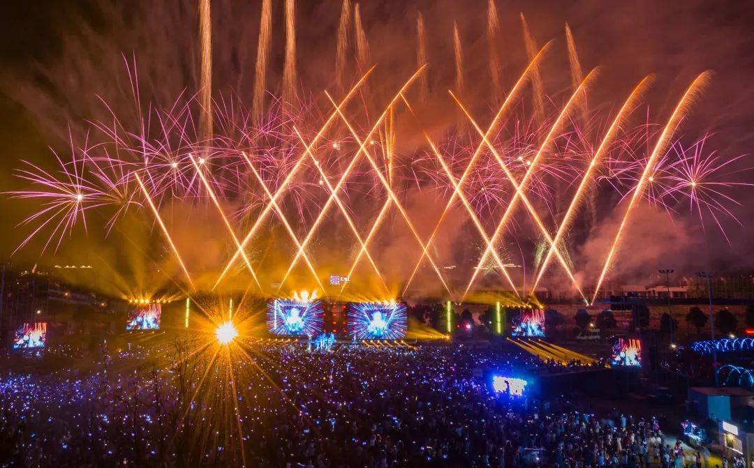 今年夏日超值得去的烟火大会一起目睹夜空中绽放的美丽