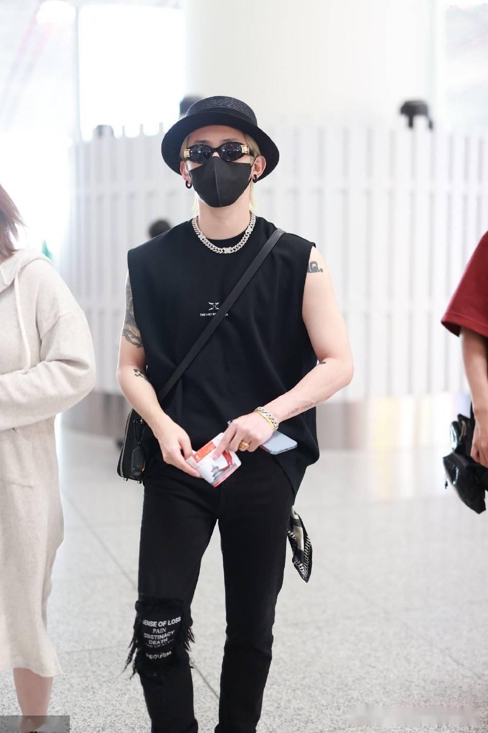 符龙飞全黑look装扮亮相机场穿破洞拖鞋戴圆礼帽造型吸睛