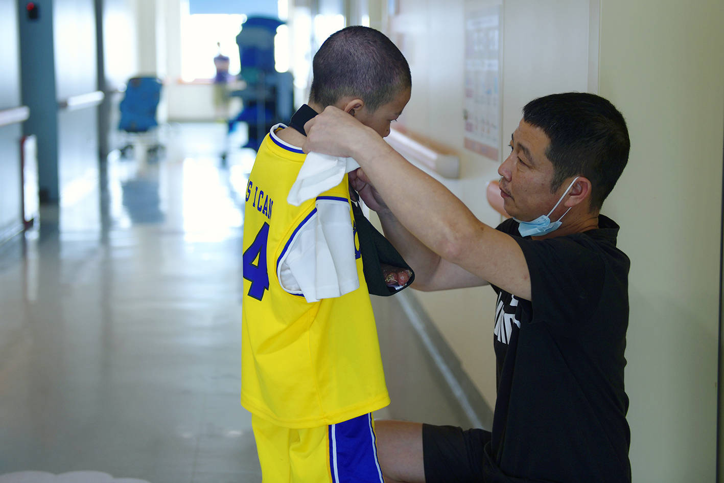 被电击导致截肢的7岁男孩出院想跟哥哥一起去打篮球