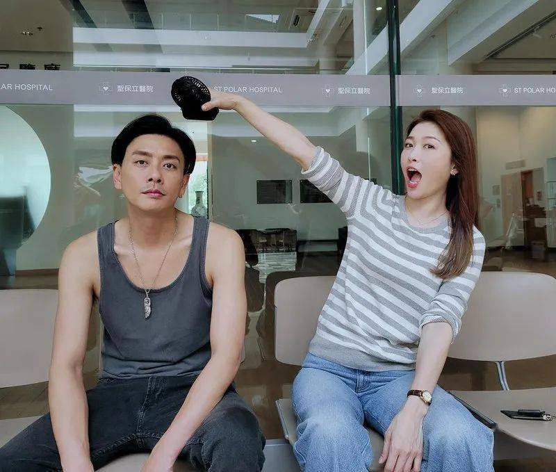 与周励淇久违合体黄宗泽发文称无奈每次整我都是同一表情