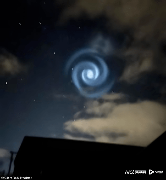新西兰夜空，突现巨大蓝色螺旋体！