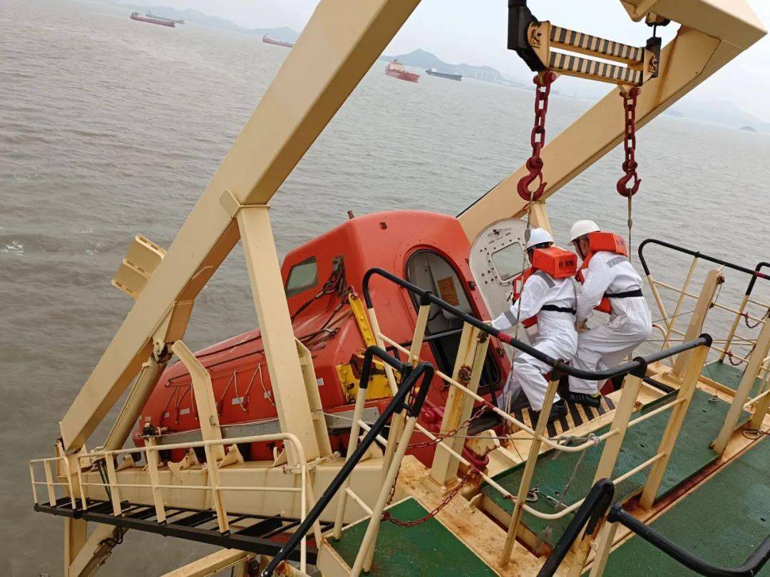 轮船公司开展船舶安全生产大检查和船岸联合演习活动