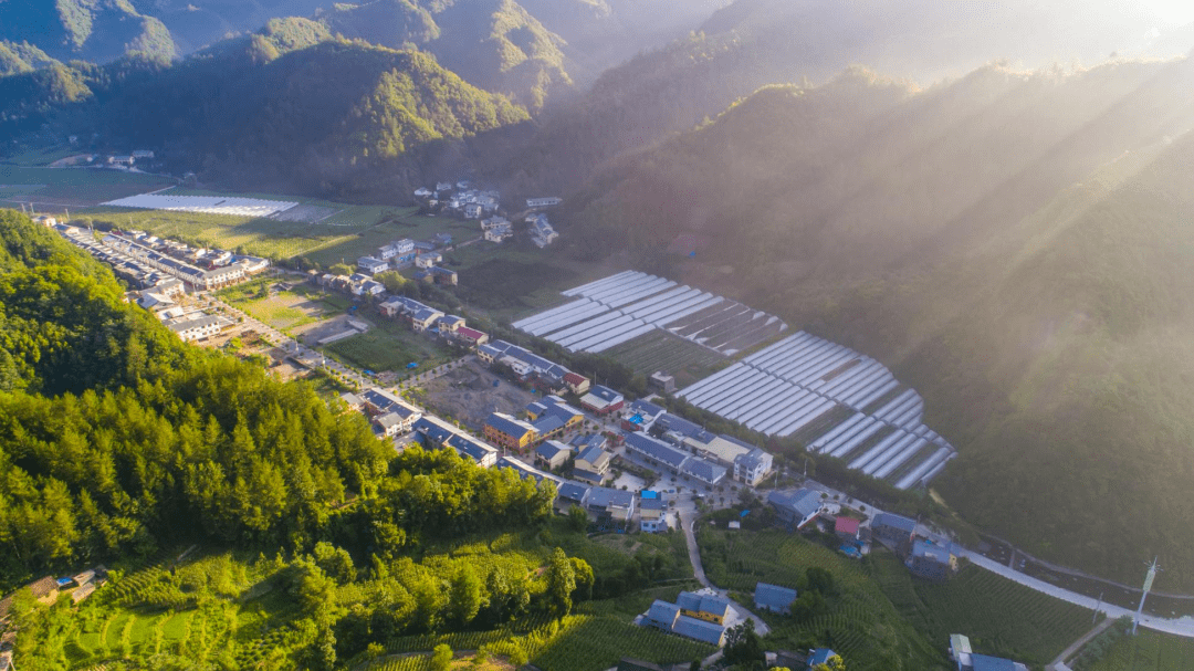 18亿亩耕地保护红线是根据我国一定时期内耕地保有量,人口数量,城乡