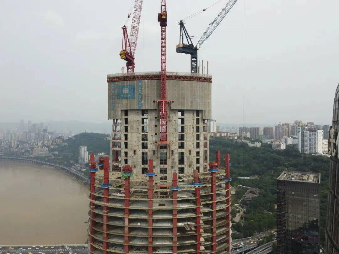 最快三天一层！“空中造楼机”再建“第一高楼”！_施工_武汉绿地中心_中建三局