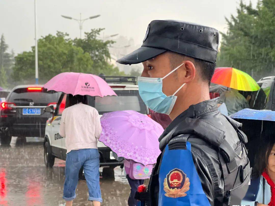 对堵塞的下水道徒手进行疏通护送学生安全通过马路示意车辆停车让